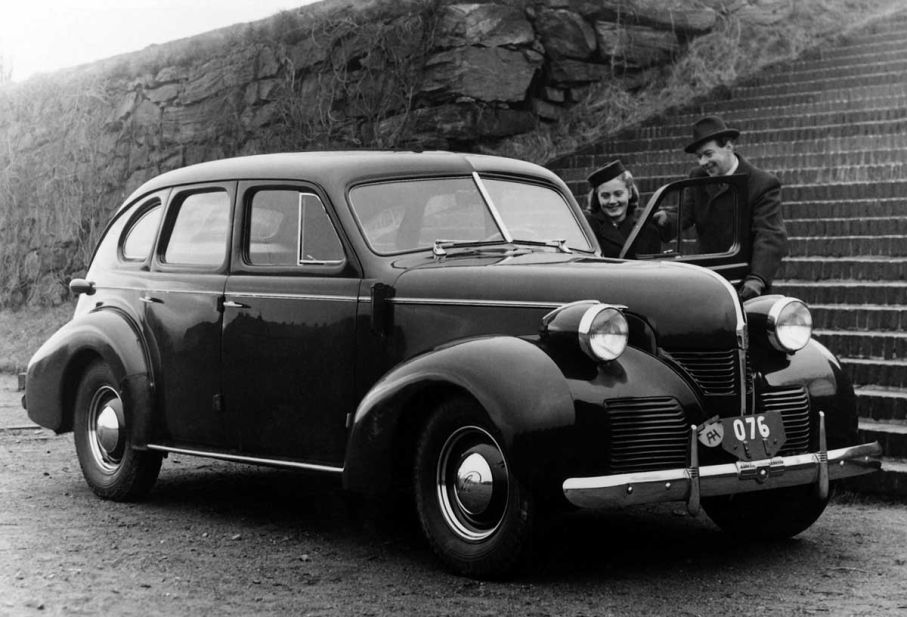 Volvo PV60 var klar redan 1939 - men kriget kom emellan. 1946 kom den däremot ut till allmänheten, medan Saab fortfarande var en flygplanstillverkare i Linköping. Snart skulle det bli ändring på det
