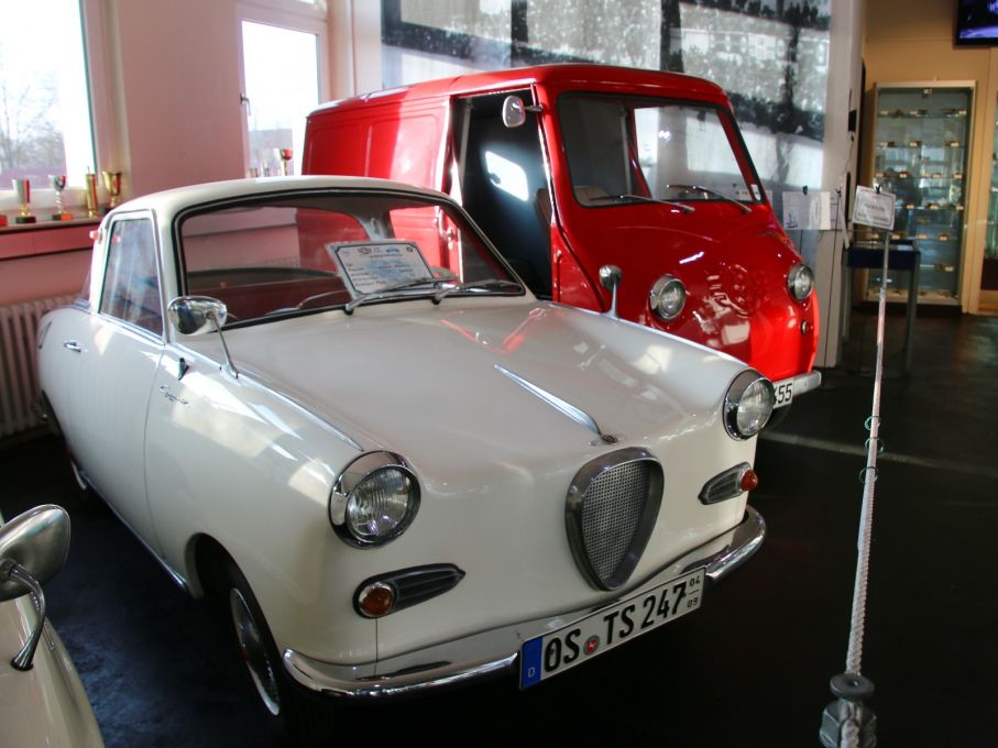 Goggomobil var Glas framgångsrika minibil, desa gjordes från 1955 ända fram till 1969. Bredvis står en Goggomobil TL Transporter
