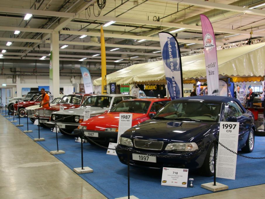I Volvoklubbarnas samlade monter visade man upp Volvos historia med en bil från varje decennium, närmast C70 cabriolet 1997