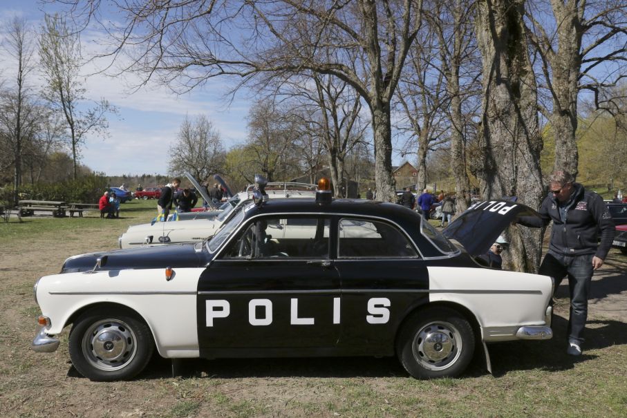 Hög polisnärvaro på träffen, men trots målad bil var föraren civilklädd.