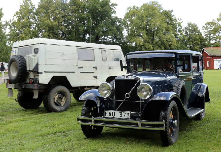 Volvos första sexcylindriga bil PV651 och en C202 deltog i veteranbilsrallyt.