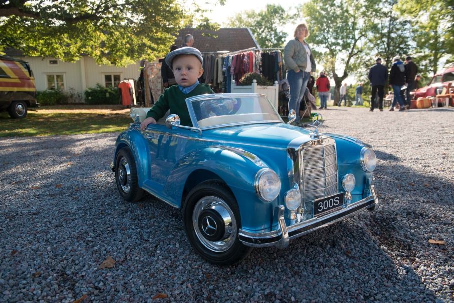 Träffens yngste med eget fordon? Viktor 1 år var dessutom tidsenligt klädd!