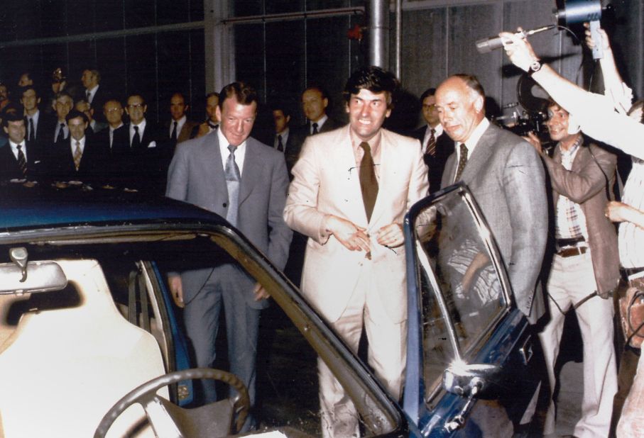 Den nionde juni 1976 startar produktionen officiellt av Volvo 343. Den Nederländske finansministern Ruud Lubbers verkar betydligt gladare än Volvos vd Pehr G Gyllenhammar, hade han fått kalla fötter?