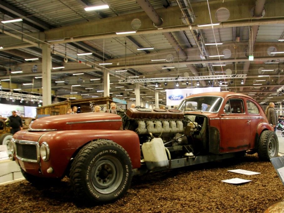 Årets galnaste bygge, Victor Jönsson nöjde sig inte med att småtrimma sin PV. Nej, i med en sovjetisk stridsvagnsmotor istället! En V12 på 38,8 liter från en T-55!