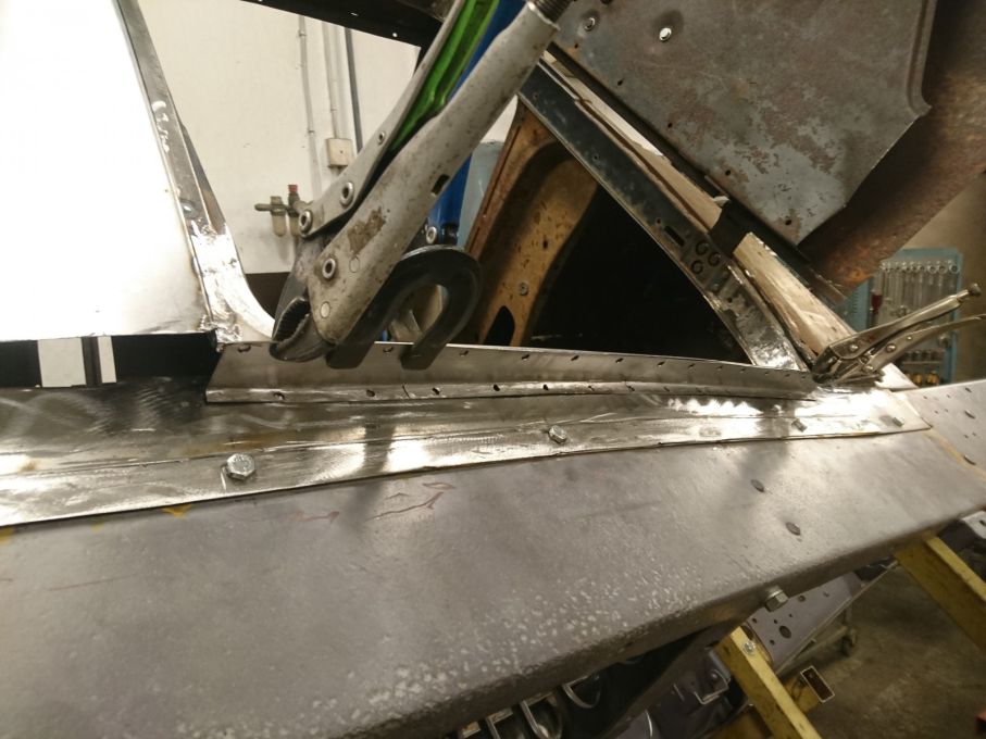 Jag mallar snabbt fram rätt form, kapar en plåtremsa och knäcker det i sick- och falsmaskinen. Krymper lite så biten blir helt rak, sedan är det bara att punkta fast.