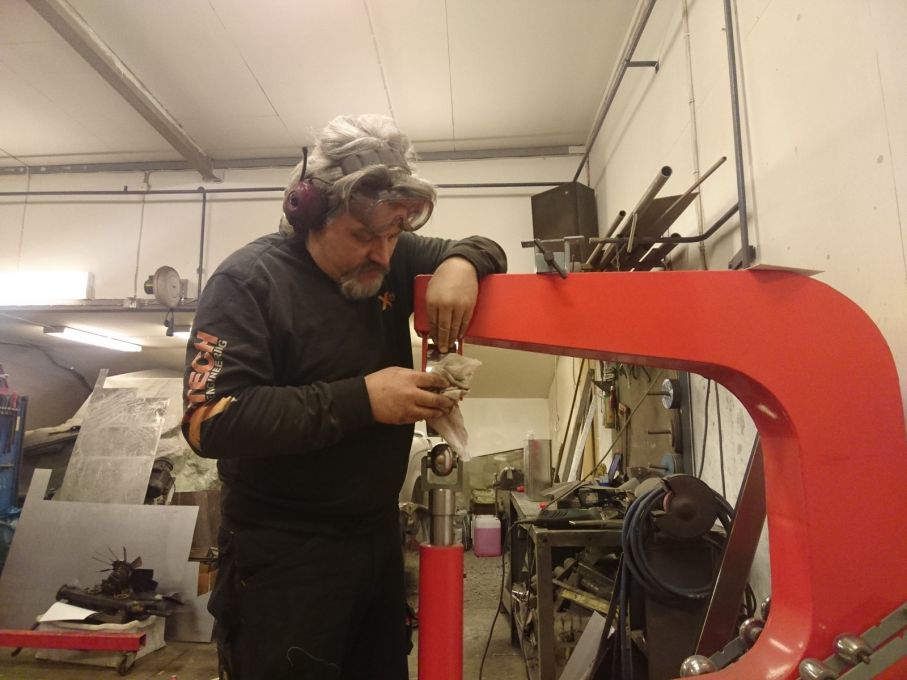 Hjulen och plåten måste vara klinisk rena när man kör engelska hjulet. Bara en sådan trivial sak som ett hårstrå skapar vibrationer i hjulet och ger då märken i plåten. Jag tvättar ofta med tinner och ljudet när man drar plåten fram och åter ska vara ett mjukt och jämt svischande. Blir det istället ett typ "orrande" ljud så är det föroreningar och resultatet blir inte hundra.