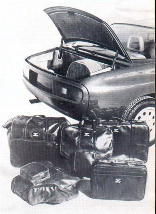 Trångt om saligheten i ett mycket sällsynt bagageutrymme. Alfa Romeo Zeta 6 var en prototyp som nästan byggdes i två exemplar. En färdig bil och en tom kaross blev det från Zagato innan projekt Zeta 6 stoppades.