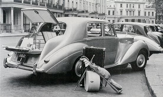En raritet från Radford. Harold Radford byggde om ett antal Rolls Royce SIlver Dawn och senare Silver Cloud till denna variant som kallades "Countryman" Här ingick ett helt picnicset, fällstolar med mera. På brittiskt manér hade den givetvis en tekokare inbyggd också!