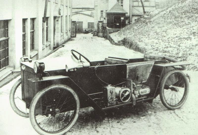 En motoriserad låda från 1923. Jörg Skafte Rasmussen var redan stor på att tillverka tvåtaktsmotorer, men siktade på att bygga en bil också. Här är Rasmussens tvåtaktare monterad på en Slaby-Behringer och detta är prototypen till det som kom att bli DKW.