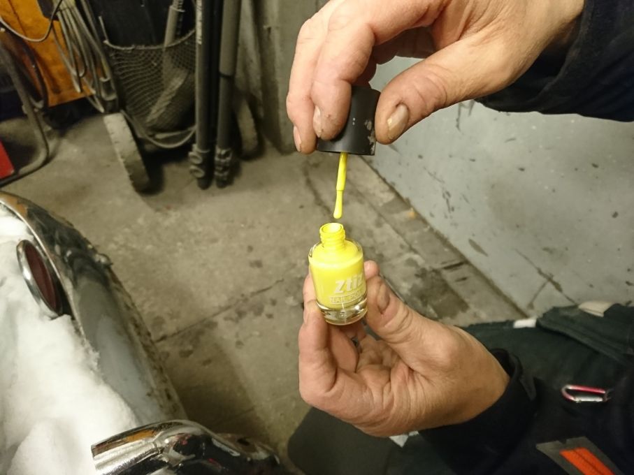 Mili, min äldsta dotter, har en jättelåda med nagellack. Efter en inventering hittar jag ett gult som kan funka för få bort pubertetsbelysningen från dioden som Kåre monterat som skyltbelysning.