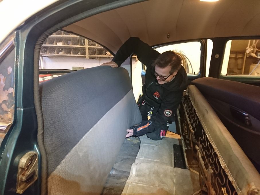 Timmen innan vi skulle åka till Wenngarn lyfte jag och svåger i baksäte och skruvade fast framsoffan. Kåre var hemma och sov med all rätt efter sista rövarpasset på närmare 24 timmar. Därför får han plocka loss sofforna.