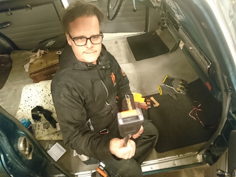 Säkerhetsbälten i en gammal bil är tyvärr den enda livlina man kan ha. Även om du själv är som en ängel bakom ratten så kan andra du möter vara direkt skoningslösa. En annan bra sak med bälten att även barn under 1,60 får följa med.