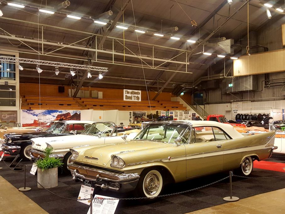 1958 byggdes det blott 82 stycken av dessa De Soto Adventurer cabrioleter. Här står TRE av dom! Arne Nilsson i Torsby är det som äger och renoverat dessa rariteter