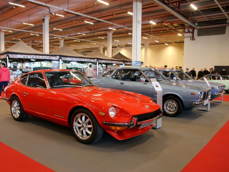 Datsun på rad, närmast 240Z. En hel del av de som såldes nya i Sverige kom senare hamna i Norge.