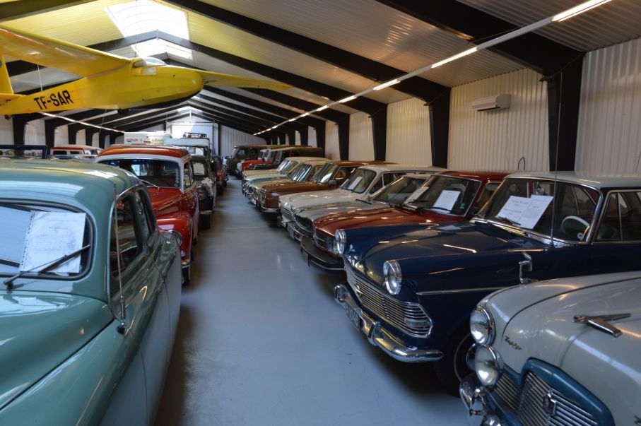 Blandningen av bilar är väldigt intressant. Här står Ford Zephyr, Opel Rekord, Saab 99, Honda Accord, och Wartburg 353 sida vid sida. Alla sålda nya på Island.