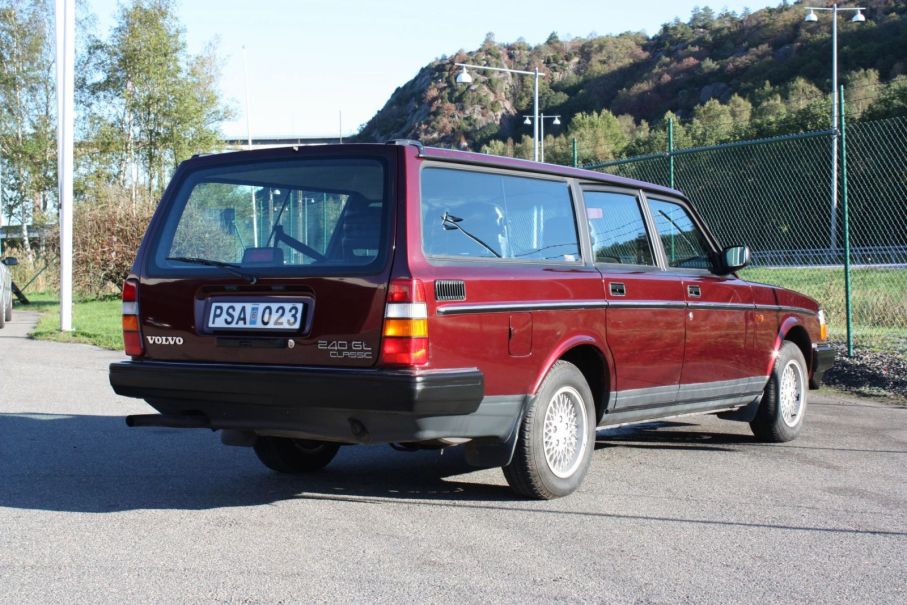 Den här Classic-utrustade 245:an har bara gått 1 277 mil och haft två ägare. Bedömt värde är mellan 100 000 - 130 000 kronor för -93:an.
