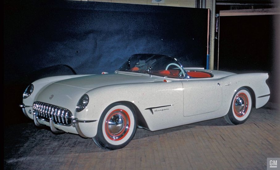 Chevrolet Corvette strax före premiären 1953, men vänta nu? Det står ju Cougar på skärmen. Det är bara några dagar innan den skall visas upp på Waldorf Astoria, och namnet Cougar var Harley Earls idé. Men vid premiären 17:e januari hade emblemen bytts ut mot Chevrolets diton.