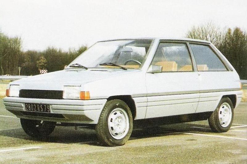 En mini-BX från Citroën? Nej P140 var Renaults projekt för att ersätta femman. Supercinque kallades den och man påbörjade arbetet redan 1978. Renault 5 fick ett ganska långt liv så den här blev istället föregångare till Clio.