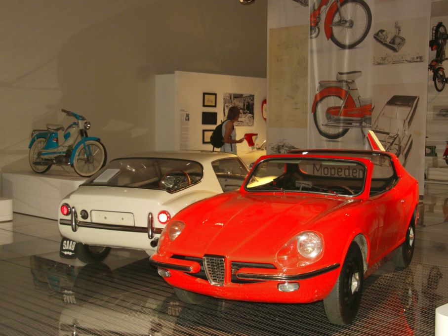 Sixten Sason i centrum - vi är ju på Saabmuseet.