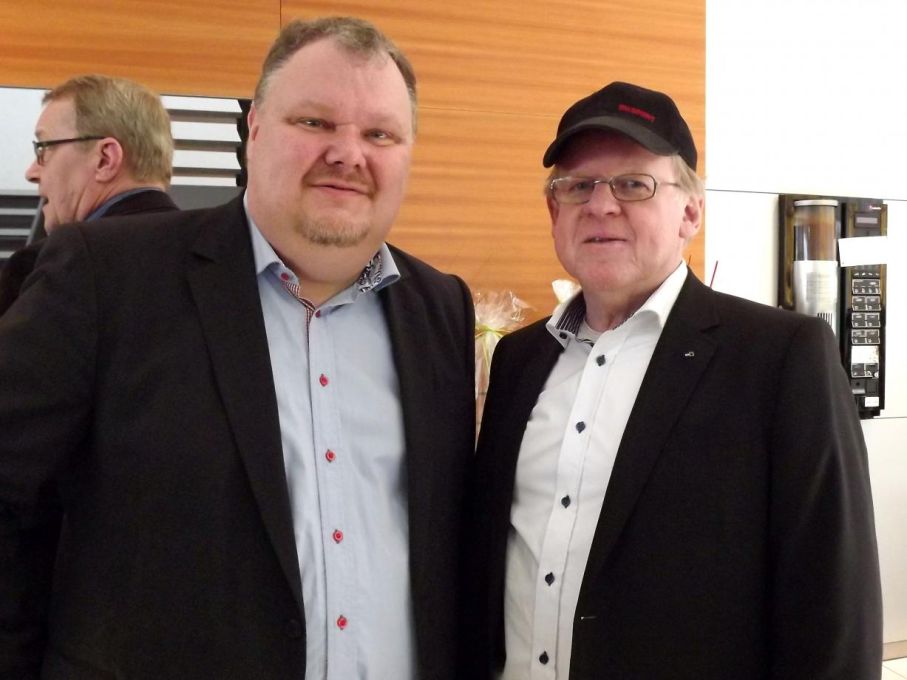 Peter Bäckström i vimlet med Stig L Sjöberg, grundare av Albinsson&Sjöberg förlag.