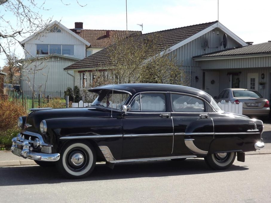 Svensksåld Chevrolet 1953 bland villakvarteren