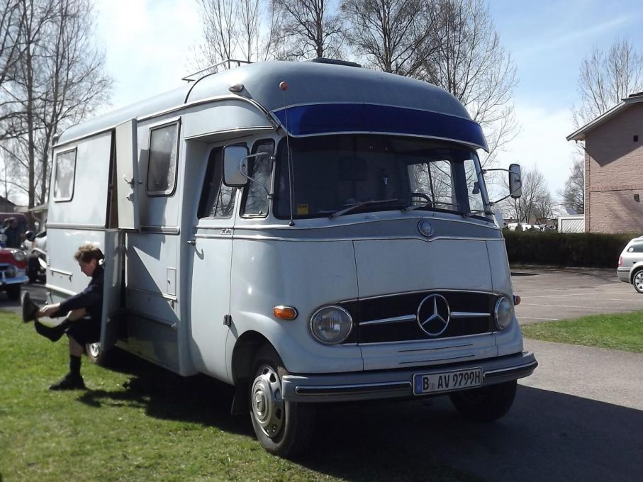 Långväga besökare från Tyskland med campingbil byggd på Mercedes 319D
