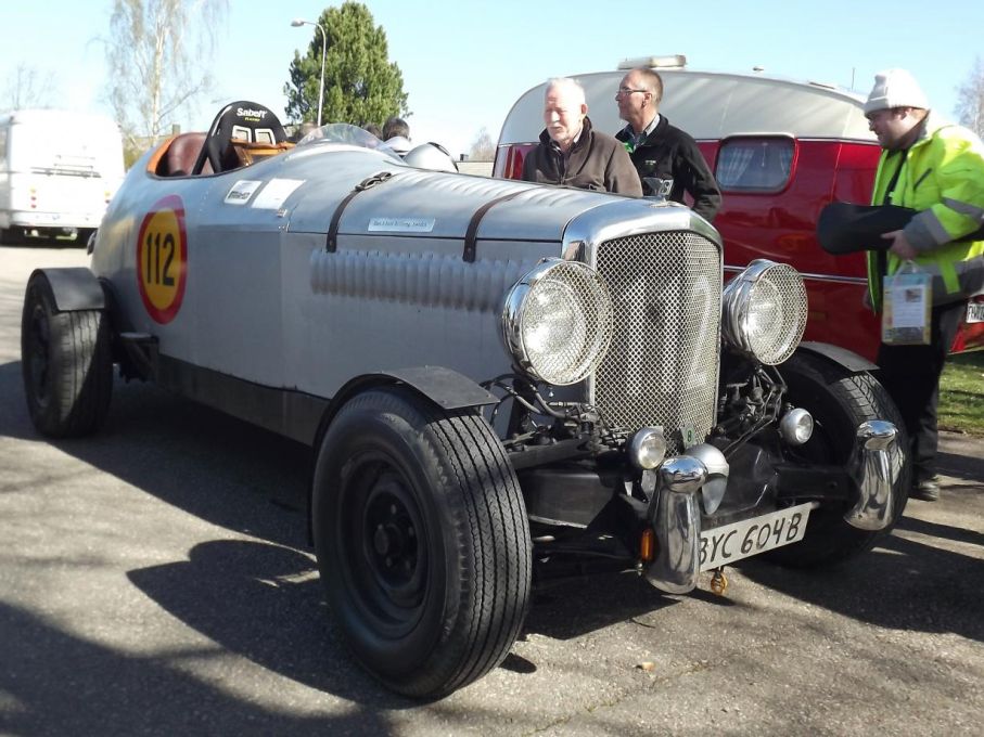 Det är ingen vanligt hemmabyge heller, Dan Sverneborn har skapat denna på ett Bentleychassi, med både egna lösningar och överblivna bentleydelar. Två sittplatser i tandem är ett udda grepp.