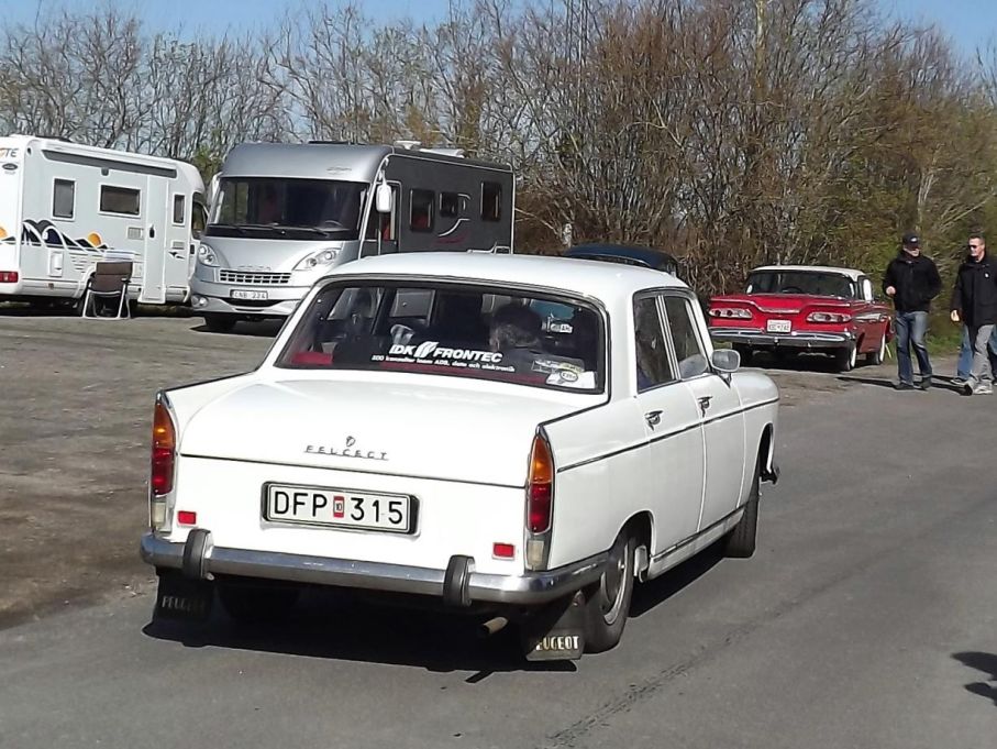 Peugeot 404 rullar in.