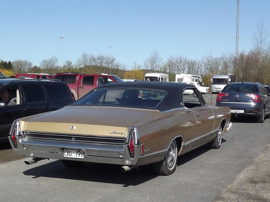 Samt en ovanlig Mercury Marquis från 1968 i kön.