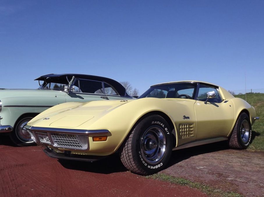 Tuff Corvette 1970 års modell brevid en betydlig äldre Chevrolet