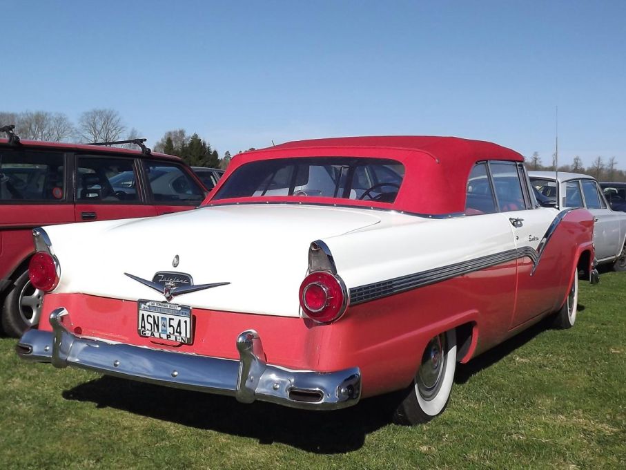 Ford Fairlane Sunliner 1956 blänker, snyggt också med färgntachande cab.