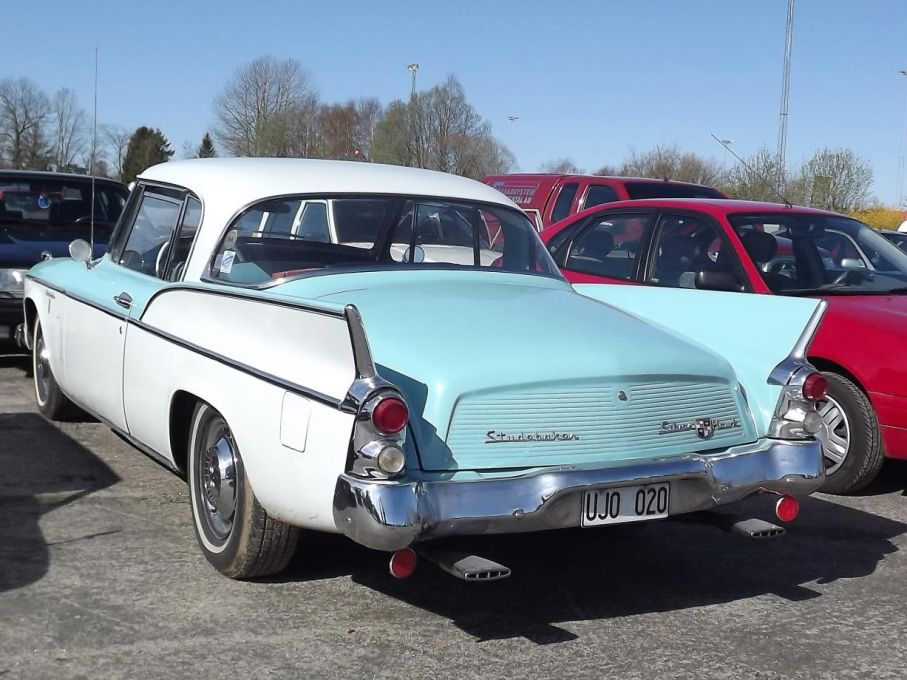 Ovanlig syskonbil, 1956 slogs Studebaker och Packard ihop, där Packard drog det kortaste strået, en del år senare fick även Studebaker bita i gräset , men 1957 byggde man fortfarande sina vackra Hawk-coupéer.