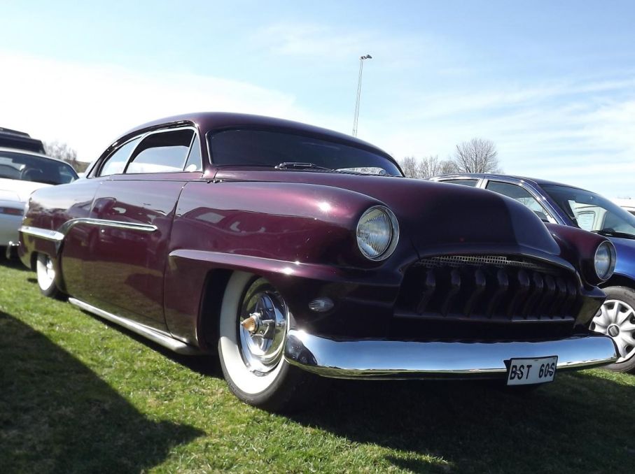 En slätstruken fyrdörrrars Plymouth Cranbrook från 1953 har förvandlats till en hal tvådörrars customsläde.