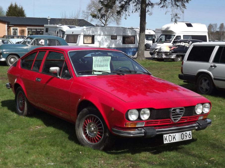 Alfa Romeo GTV 1978 stod med till saluskylt.