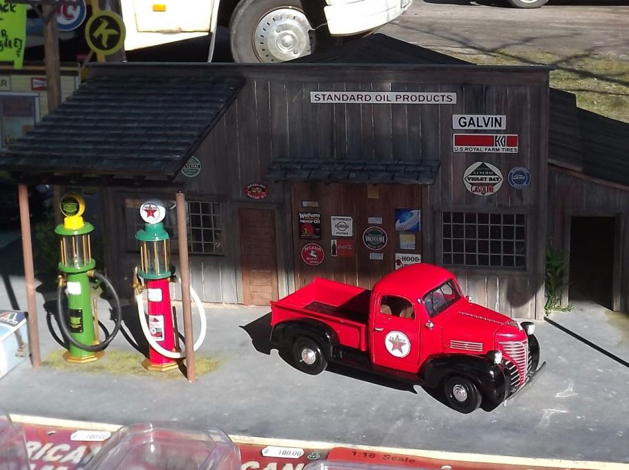 Modellbilar såldes hos dussintals säljare, och här även med helt diorama uppbyggt.