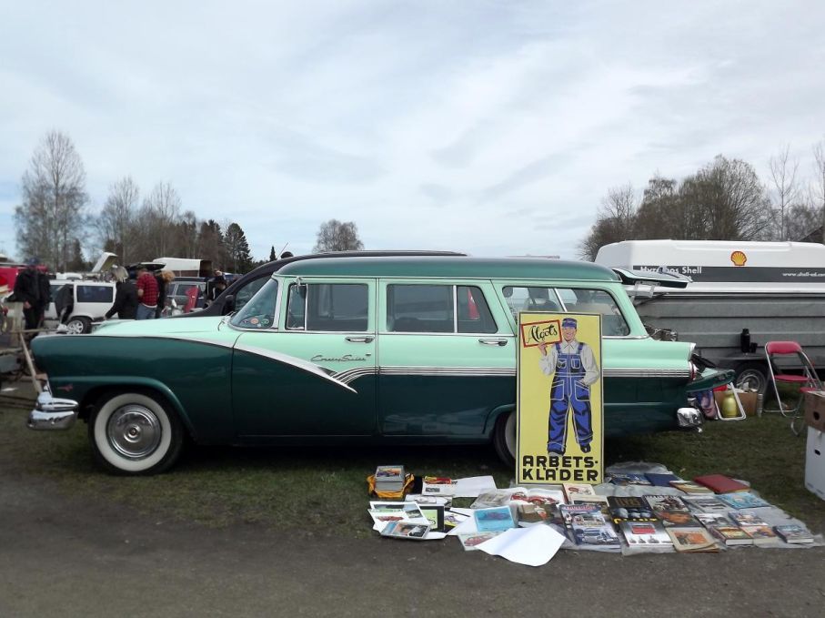 Nostalgia, böcker, skivor, reklammaterial och en Ford Country sedan 1956