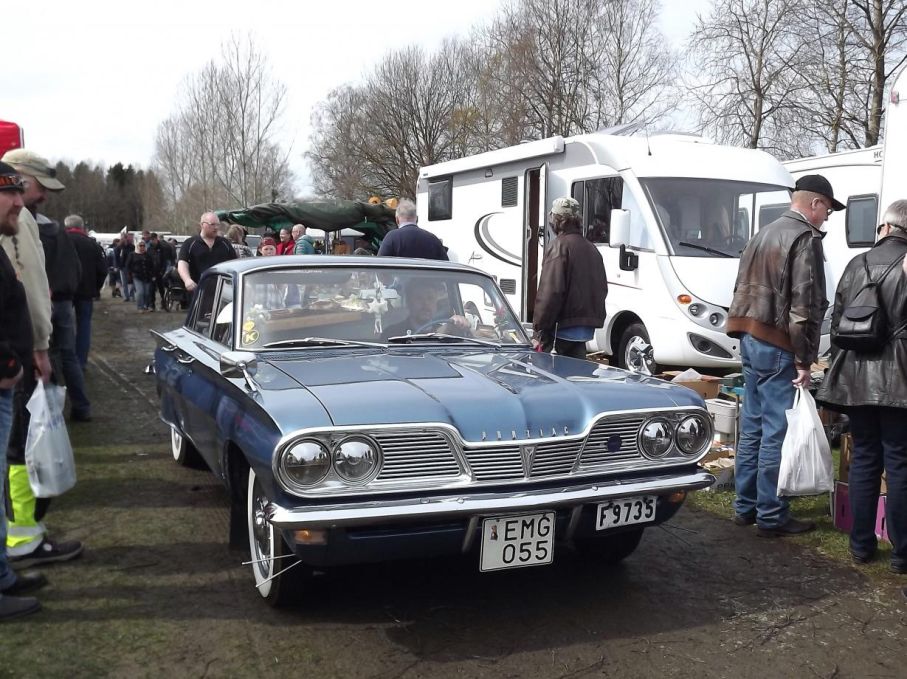 En ovanlig Pontiac Tempest från 1962 kryssar fram mellan marknadsstånden