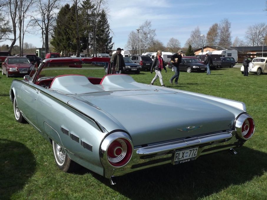 Udda jänk 3 Ford Thunderbird Sports roadster, tillvalet med kåpan som gjorde den tvåsitsig blev aldrig någon succé. 1427 stycken såldes 1962, året efter bara 455.