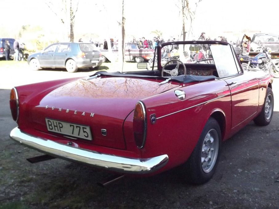 Nästan jänk, Sunbeam Tiger var en hot rod från fabrik. I den lilla Alpine skohornade man ner Mustangens 260" V8 och fick ruggiga prestanda. Runt 7000 stycken byggdes 1964-67.