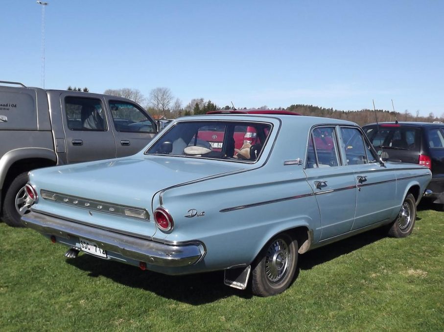 Svensk jänk, Dodge Dart var en av våra mer populära USA-bil på 1960-talet och såg oftast ut såhär, blåa, fyrdörrars och med stänklappar. Denna 63:a är dock en senare import
