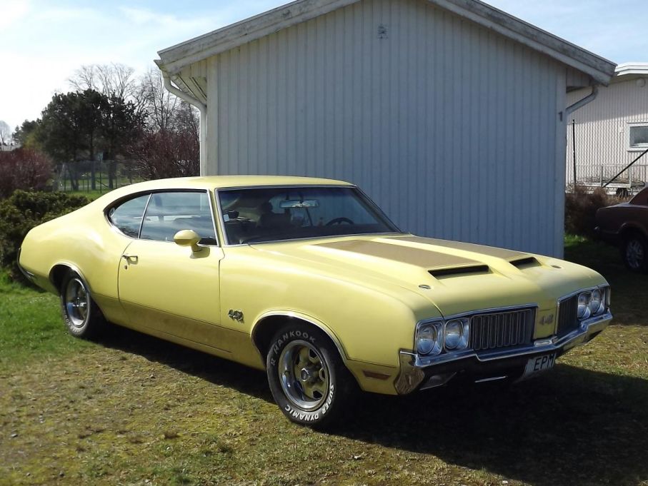 Muskelbilar är ett vårtecken, snygg Oldsmbile Cutlass 4-4-2 från 1970