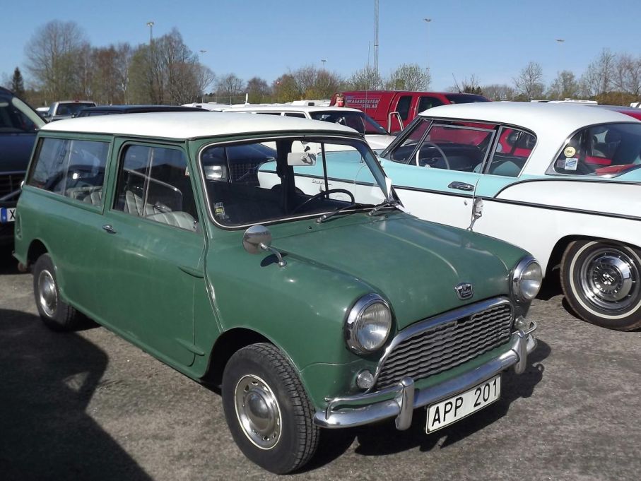 och en engelsk dio i nättare format, Austin Mini 850 från 1966
