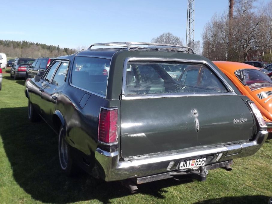 Stationsvagn på amerikanska, Oldsmobile Vista Cruiser 1971 som känns igen på de välvda små glasrutirna i taket.
