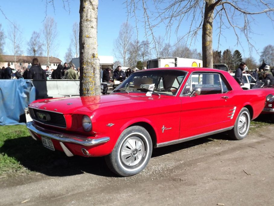 Och en lika röd Ford Mustang.