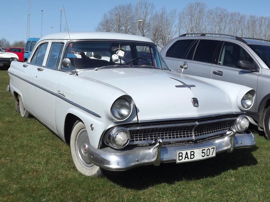 Ford Customline 1955, svensksåld i den utstyrsel desas oftast var, enfärgade och fyrdörrars.