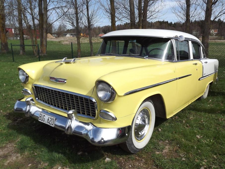 Desto mer färgklick är denna Chevrolet Bel Air coupé från samma år.