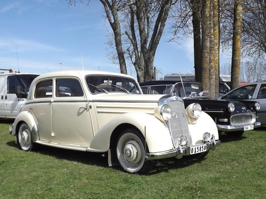 Och en europeisk färgklick, underbart gräddvit Mercedes Benz 170S från 1952
