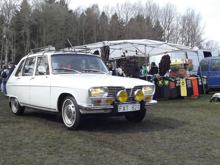 Och vid dagens slut i Nossebro kryssar denna Renault 16 fram på marknadsgatan mot utfarten.