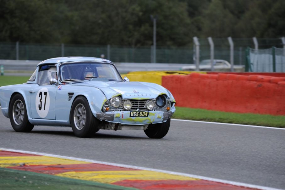 Triumph TR 4, lite silvertejp, sedan är det bara att köra vidare...