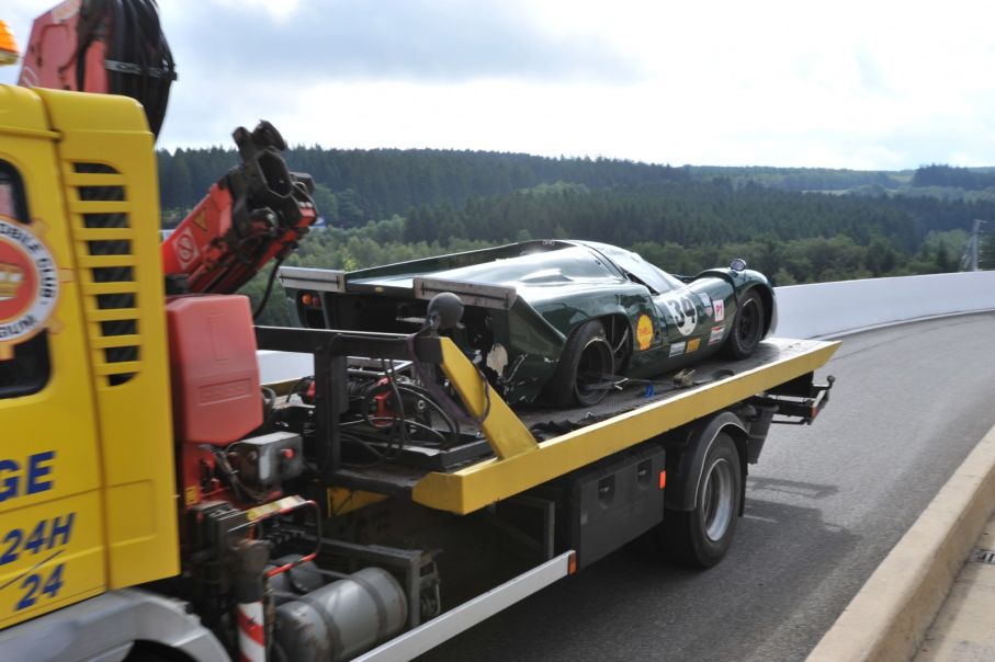 Lola T70 åker baklänges in i depån